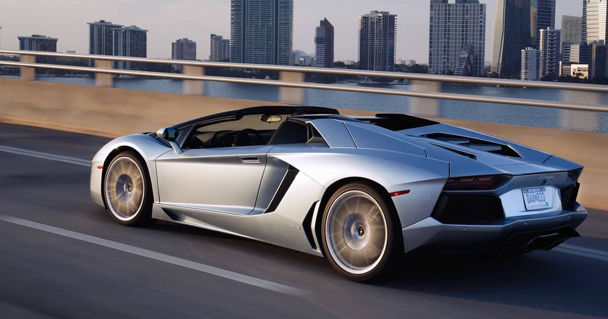 lamborghini-giortazei-ta-100-chronia-tis-me-mia-roadster-na-tin-pieis-sto-potiri-eikones-30152