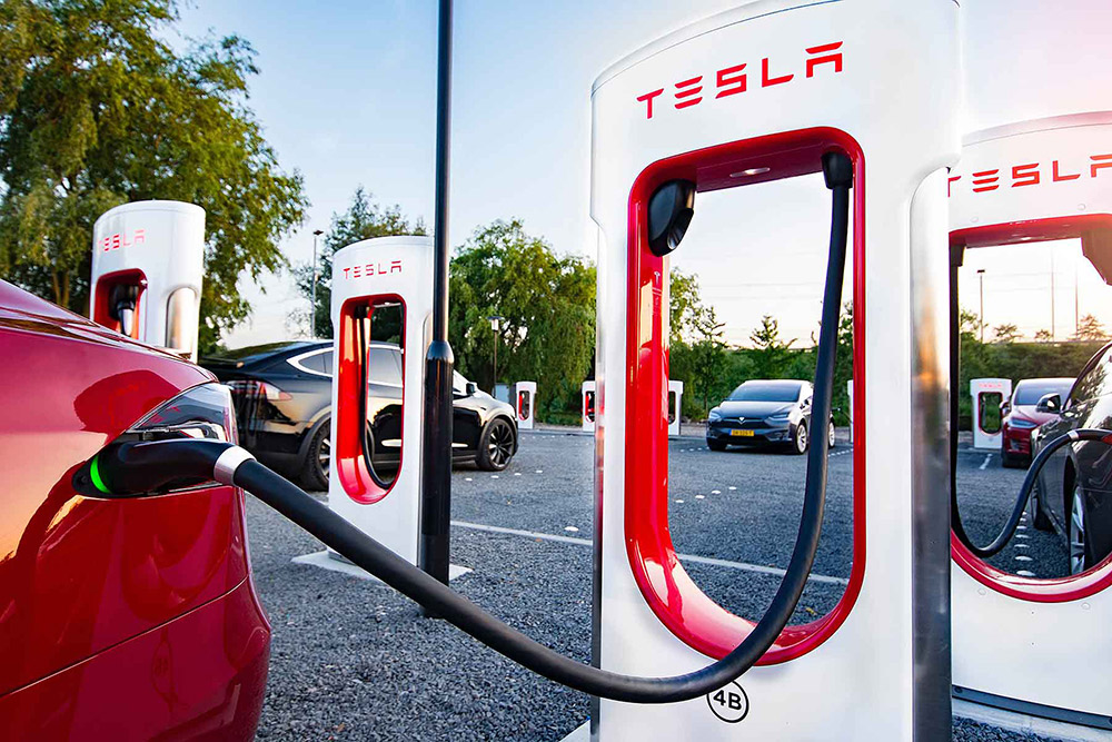 oi-tesla-supercharger-tora-diathesimoi-gia-ola-ta-aftokinita-stin-ellada-611696