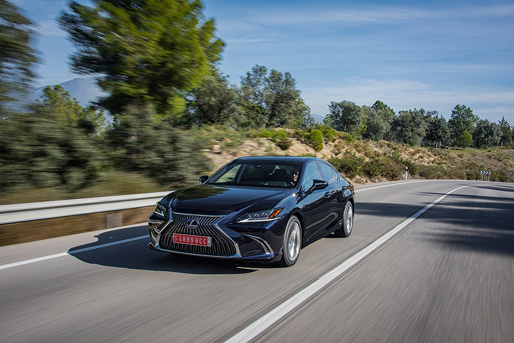 nea-genia-lexus-es-gia-to-2019-611827