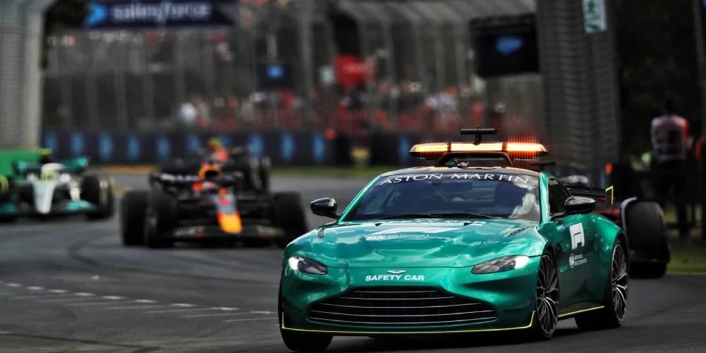 formoula-ena-i-fia-yperaspizetai-to-safety-car-meta-apo-ta-parapona-ton-odigon-oti-einai-poly-argo-634816