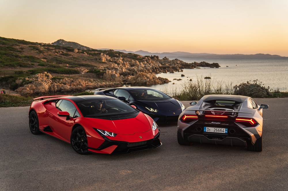 oi-lamborghini-huracan-tecnica-kai-sto-exerevnoun-ti-sardinia-642616