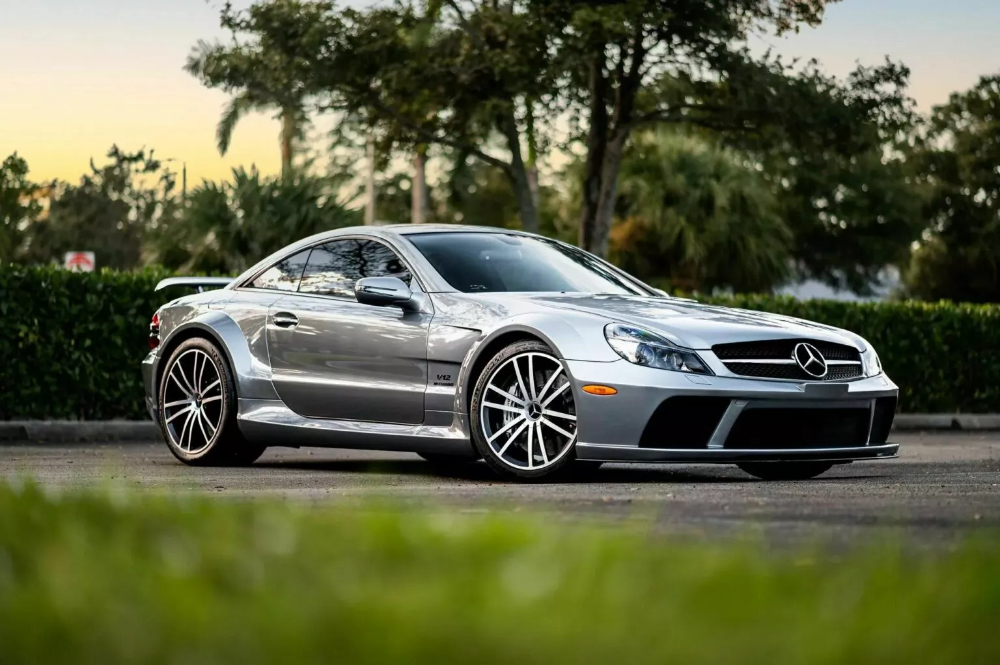 pros-polisi-mia-panemorfi-mercedes-sl-amg-black-series-652147