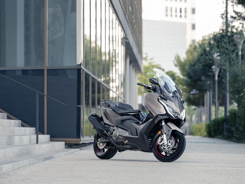 kymco-ak-550-premium-koryfaios-exoplismos-kai-christikotita-657981