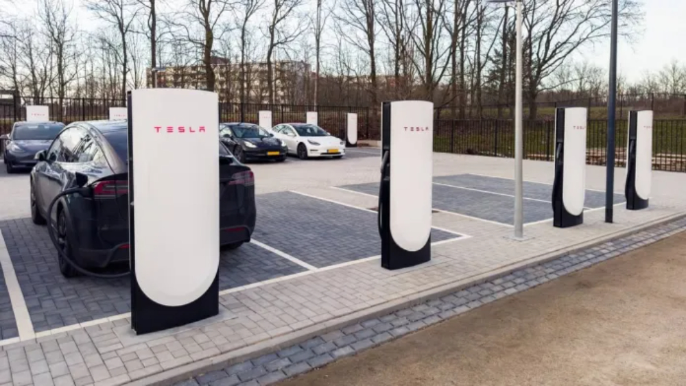 i-tesla-oloklirose-supercharger-v4-stathmo-tis-stin-evropi-661517
