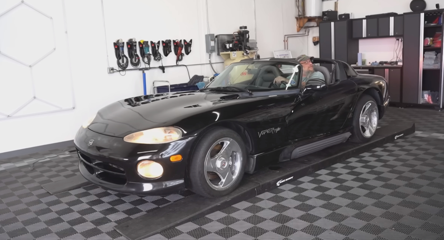 mia-egkataleimmeni-dodge-viper-freskaretai-opos-tis-axizei-664651