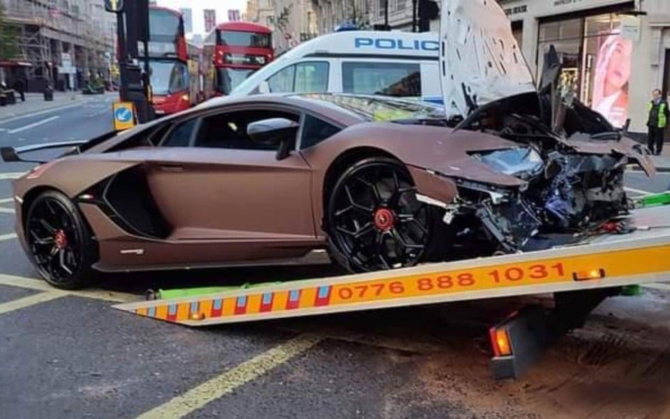 lamborghini-aventador-svj-karfonetai-se-leoforeio-666745