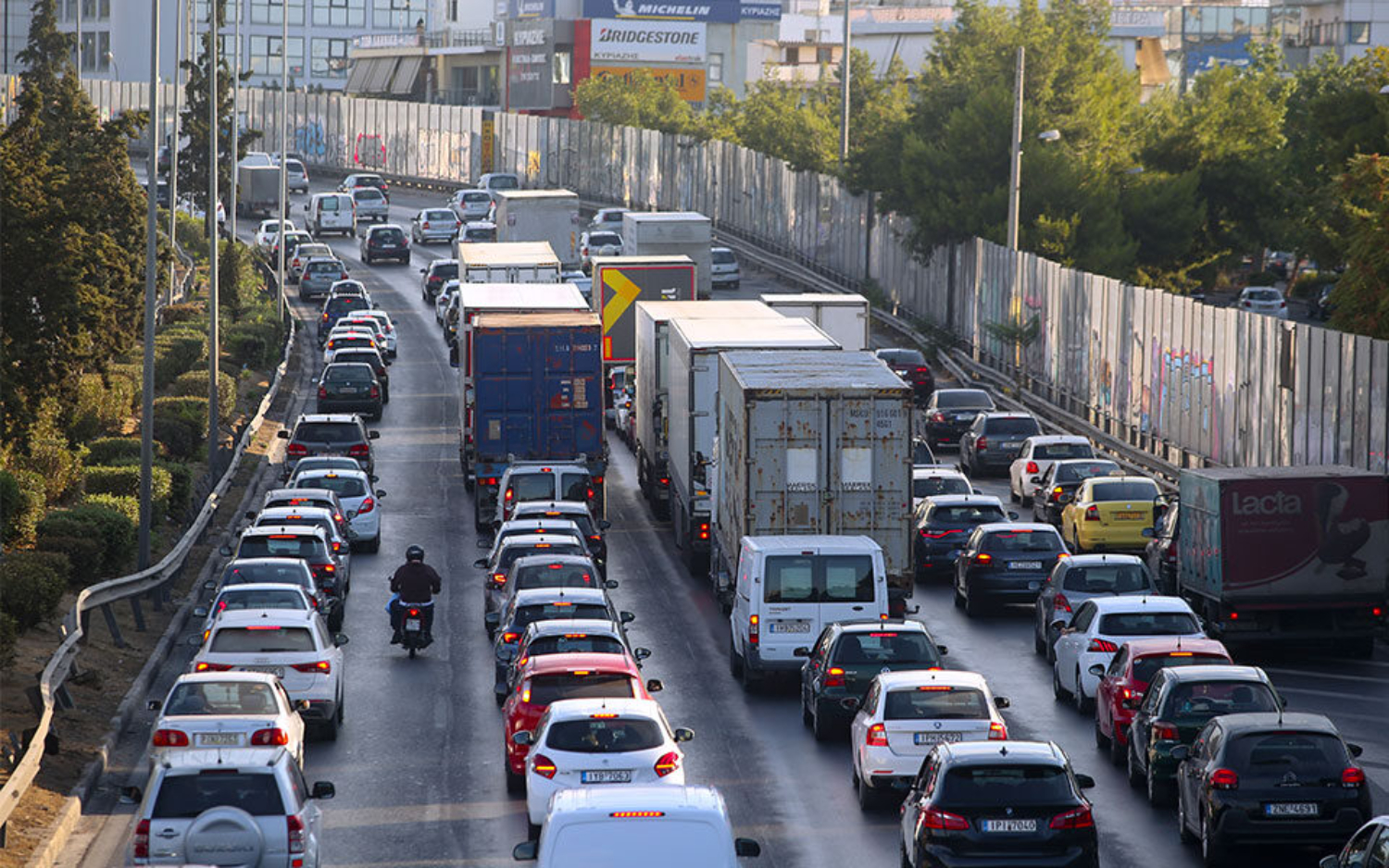 Μποτιλιάρισμα στην Αττική Οδό- Ακινητοποιήθηκε βυτιοφόρο