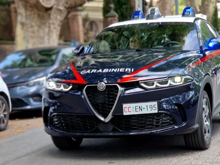 i-alfa-romeo-tonale-prostethike-sto-stolo-ton-carabinieri-674997