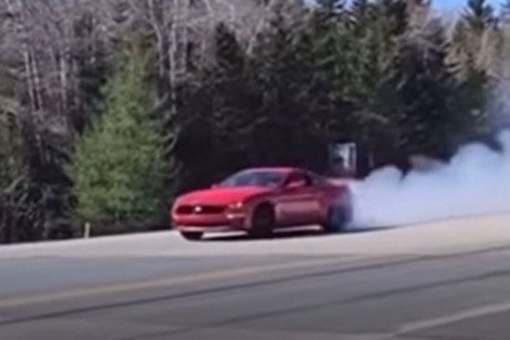 odigos-mustang-kanei-to-pio-entyposiako-burnout-prin-trakarei-672282