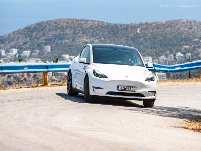 tesla-model-y-performance-i-yperstrofiki-plevra-tou-charaktira-tou-675227