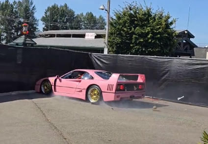 mia-roz-ferrari-f40-kataligei-se-enan-frachti-se-ekdilosi-sto-seattle-681036