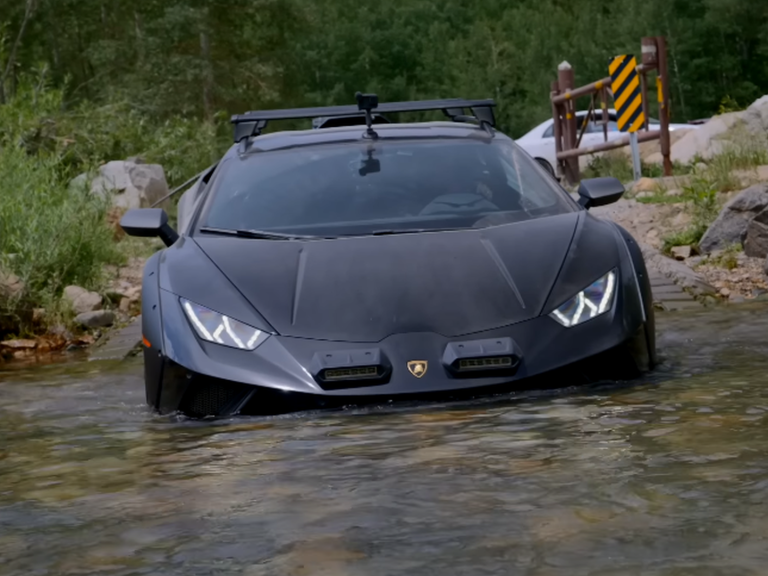 lamborghini-huracan-diaschizei-rema-san-na-einai-off-road-680376