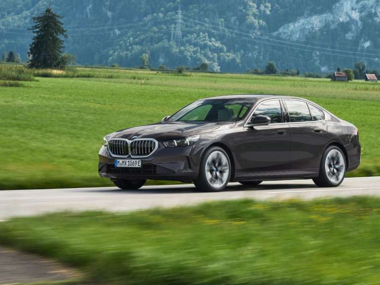 diathesimi-kai-os-plug-in-hybrid-i-nea-bmw-seira-5-sedan-686555