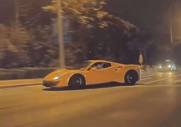 odigos-ferrari-488-pista-trakarei-kai-troei-akyro-apo-tin-asfalistiki-683465