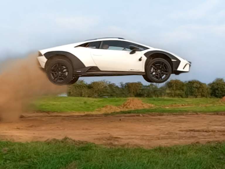 to-eidame-ki-afto-alma-me-lamborghini-huracan-sterrato-684865