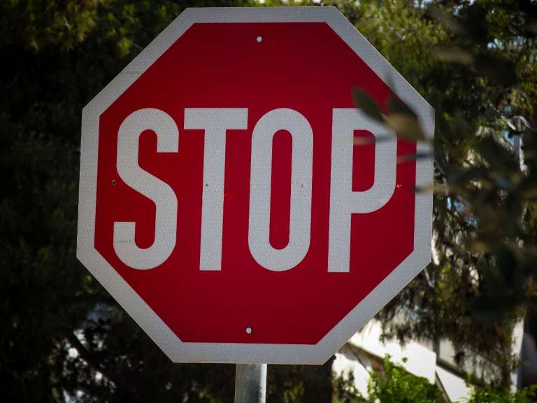 pinakida-stop-giati-einai-oktagoni-685329
