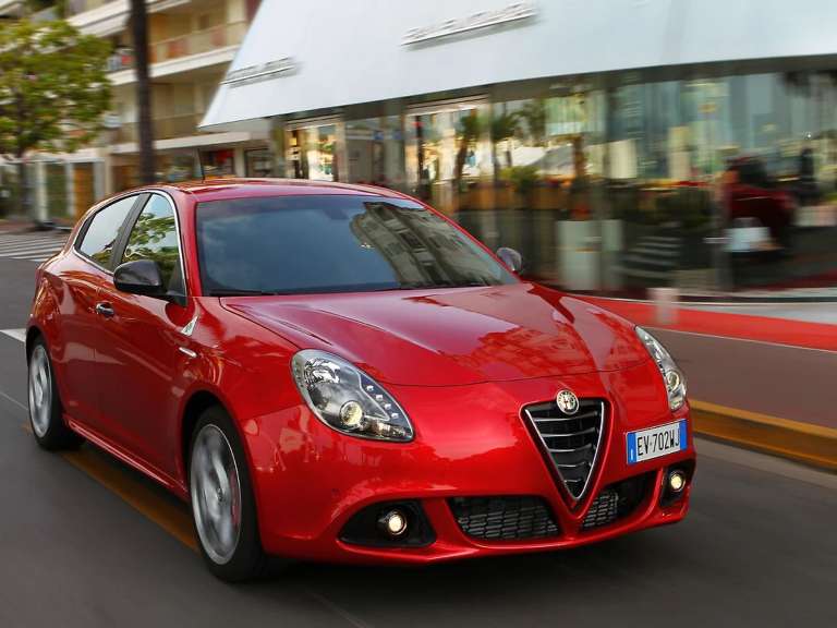 i-alfa-romeo-isos-epanaferei-stin-paragogi-ta-hatchback-688792