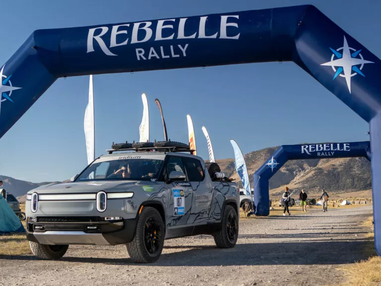 to-rivian-r1t-ginetai-to-proto-ev-pou-kerdizei-to-rebelle-rally-688881