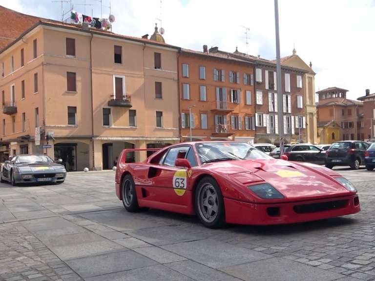 parelasi-paradeisenias-omorfias-sto-fetino-ferrari-cavalcade-686851