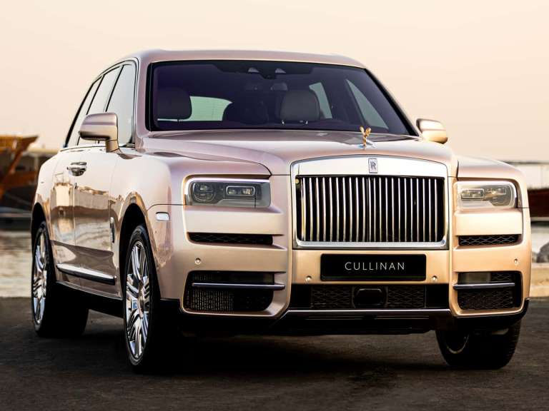 mia-yperochi-rolls-royce-cullinan-se-apochrosi-pearl-rose-689264