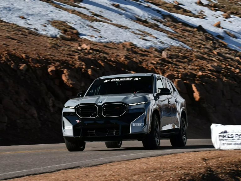 i-bmw-xm-ginetai-to-grigorotero-yvridiko-suv-sto-pikes-peak-689957