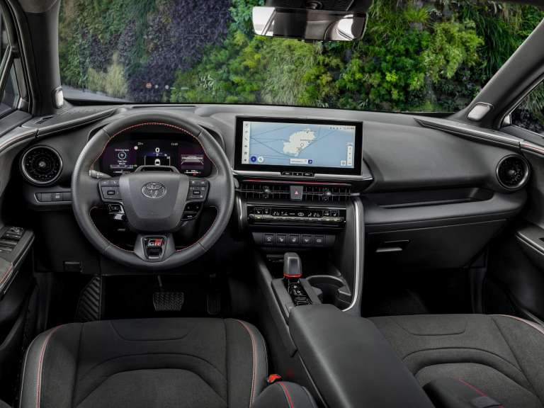 to-oikogeneiako-suv-tis-toyota-pou-einai-1o-se-poliseis-stin-ellada-692429