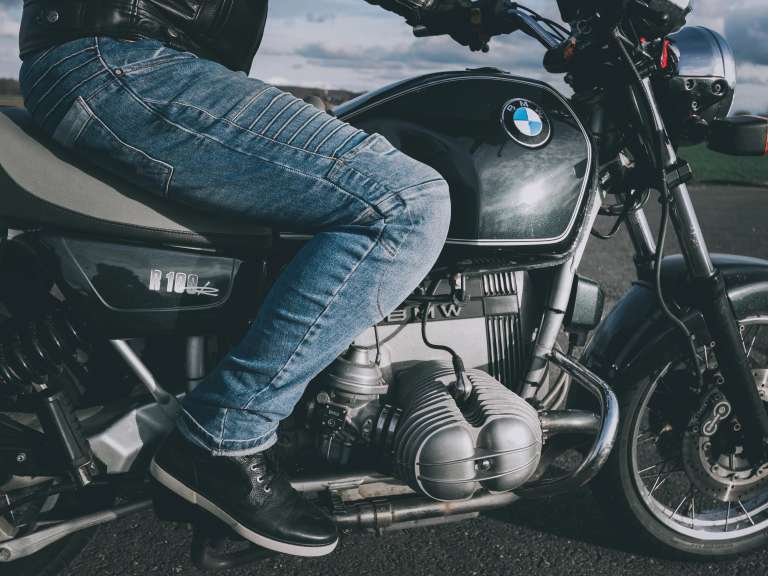 sortsaki-jeans-i-panteloni-motosykletas-695940