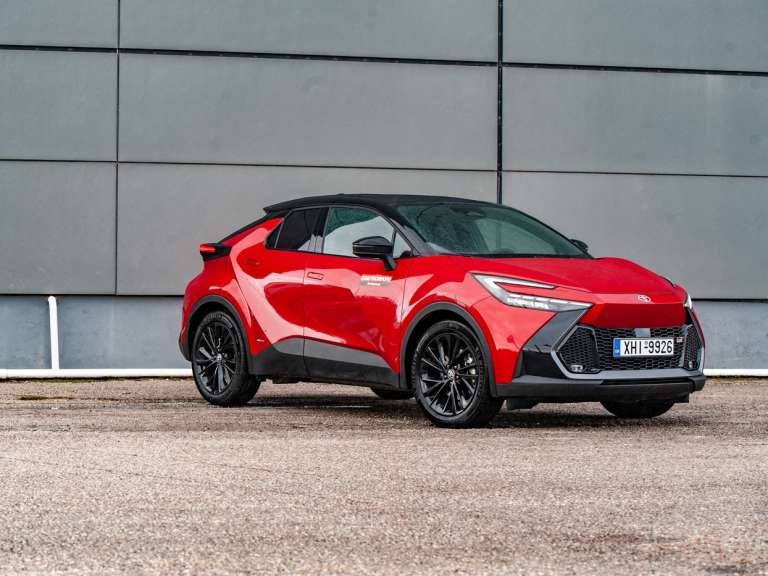 dokimi-toyota-c-hr-2-0-hybrid-awd-i-to-deka-to-yvridiko-702989