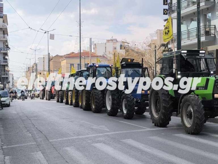 agrotes-xekinise-to-komvoi-apo-to-kastro-eftasan-oi-kritikoi-ston-peiraia-250-trakter-sto-syntagma-poioi-dromoi-tha-einai-kleistoi-vinteo-703539