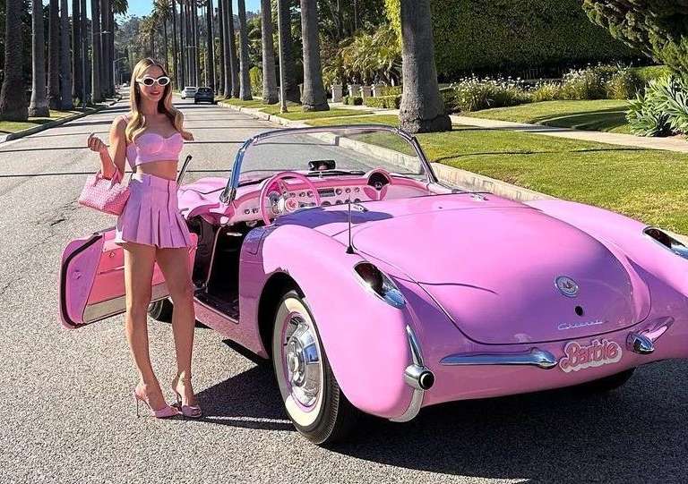 i-barbie-kai-i-yperochi-roz-corvette-tis-700957