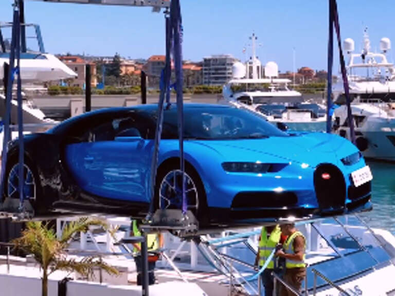 monako-typos-parkare-bugatti-pano-sto-giot-tou-715551
