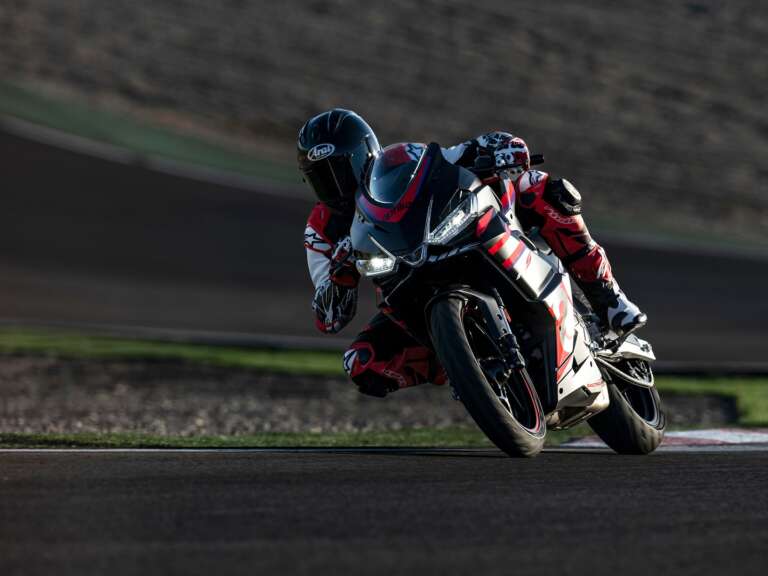 aprilia-rs-457-i-pyli-eisodou-ston-kosmo-ton-spor-motosykleton-718693
