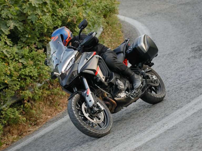 dokimi-ducati-multistrada-v4s-grand-tour-otan-to-touring-moiazei-paichnidaki-721653