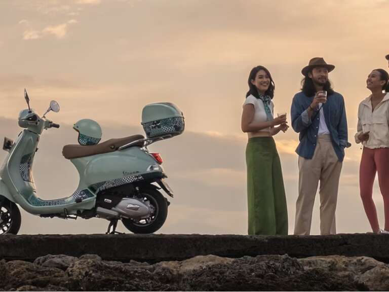 vespa-primavera-batik-synantisi-dyo-politistikon-klironomion-722060
