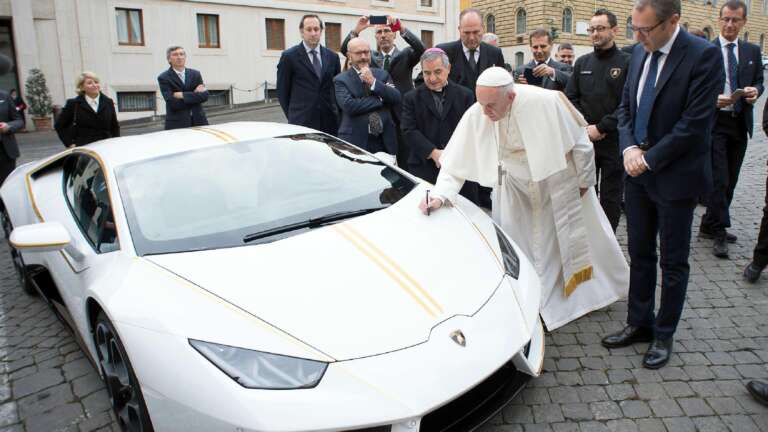h-evlogimeni-lamborghini-huracan-tou-papa-fragkiskou-757081