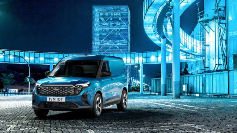 to-neo-ilektriko-e-transit-courier-tora-stis-ektheseis-ford-stin-ellada-761071