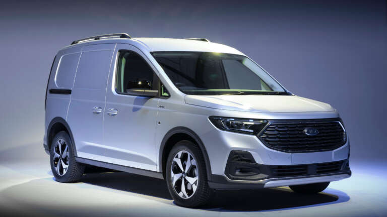 ford-transit-connect-phev-koryfaia-evelixia-gia-olous-759195