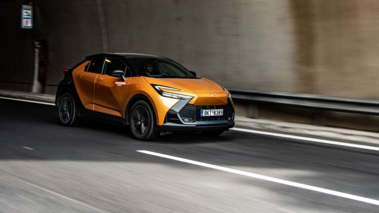 dokimi-katanalosis-toyota-c-hr-plug-in-hybrid-poso-pragmatika-kaiei-se-ola-ta-senaria-761355