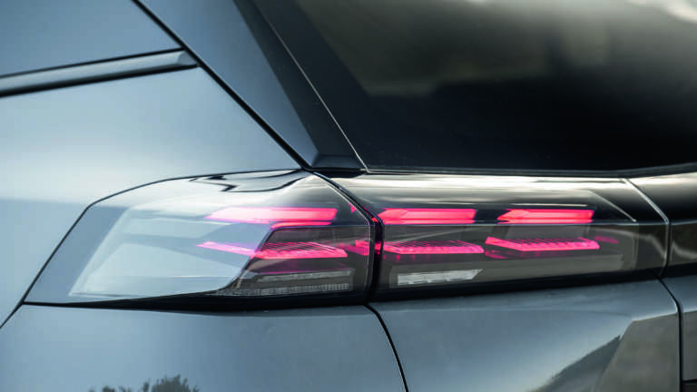 to-suv-pou-einai-kai-pali-best-seller-stin-ellada-1o-gia-to-2025-me-3-380-taxinomiseis-764334