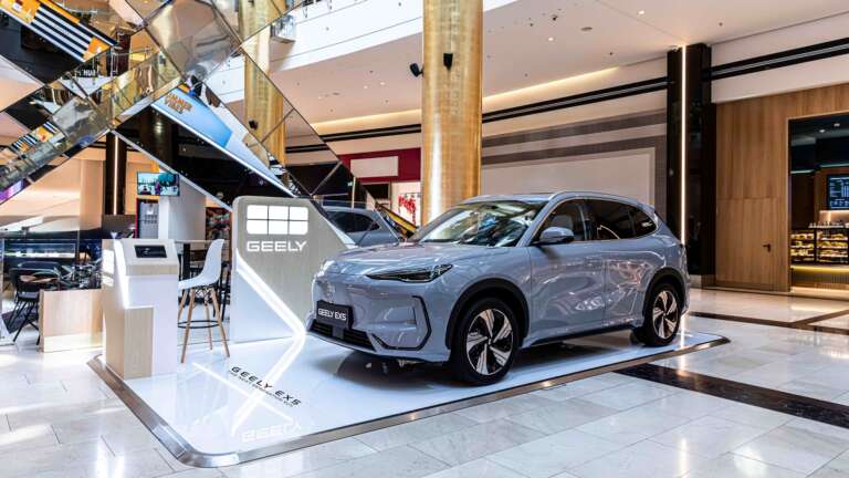 i-geely-eftase-stin-ellada-des-ta-panta-gia-to-proto-suv-pou-diatithetai-sti-chora-mas-763395