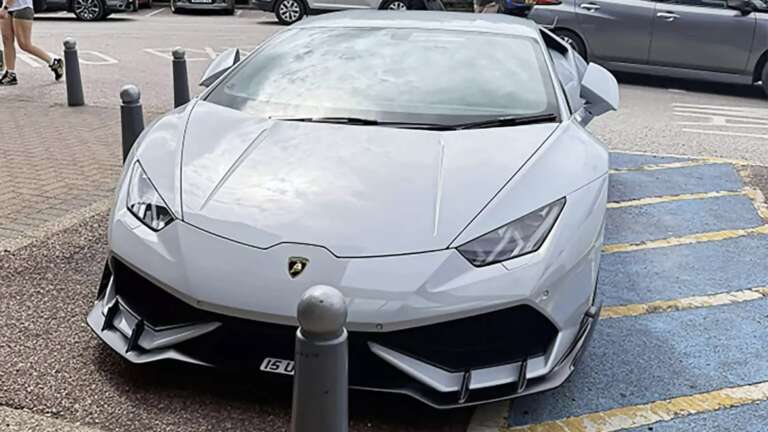 parkare-ti-lamborghini-se-thesi-anapiron-i-apokalypsi-pou-sigise-tous-pantes-764039