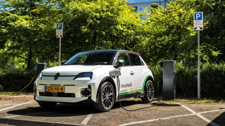 i-renault-metatrepei-500-ilektrika-se-powerbank-gia-tin-poli-pou-tha-ginei-afto-762689