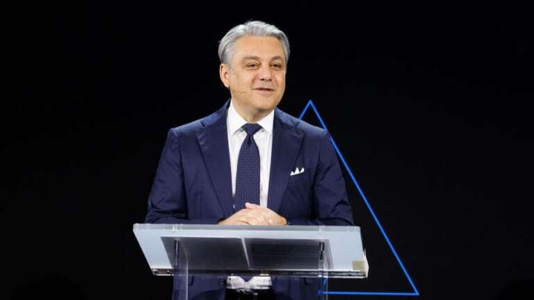 xafniki-apochorisi-tou-ceo-tou-renault-group-ginetai-afentiko-sti-gucci-763128
