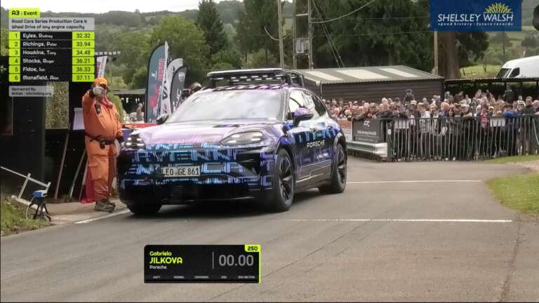 akomi-den-parousiastike-kai-ekane-rekor-i-ilektriki-porsche-cayenne-deichnei-apo-noris-ta-dontia-tis-video-762451