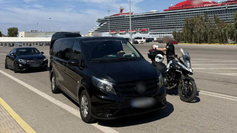 enedra-se-taxi-apo-tin-trochaia-meteferan-touristes-choris-taximetra-eisprattontas-ypervolika-komistra-761582