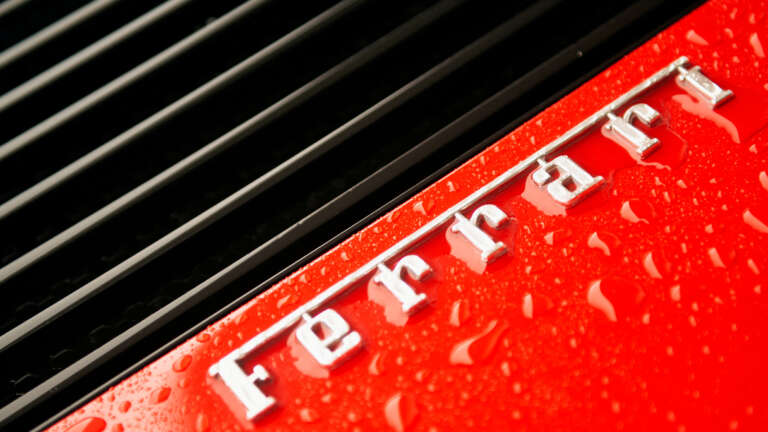 i-ferrari-kerdizei-ti-dikastiki-machi-tis-ee-gia-ti-diatirisi-tou-emvlimatikou-eborikou-simatos-testarossa-765976