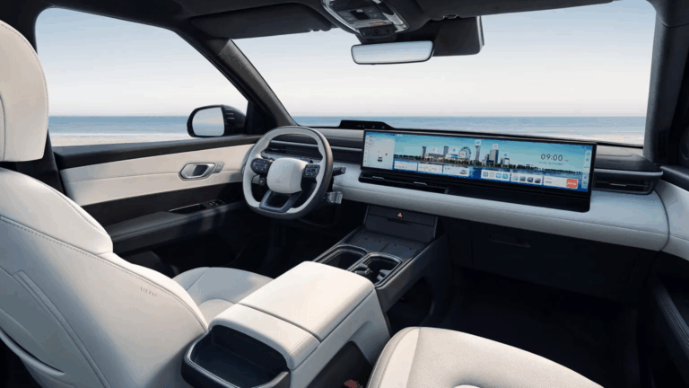 to-neo-megalo-suv-tis-hyundai-den-echei-schedon-kanena-fysiko-diakopti-me-dipli-othoni-27-intson-766733