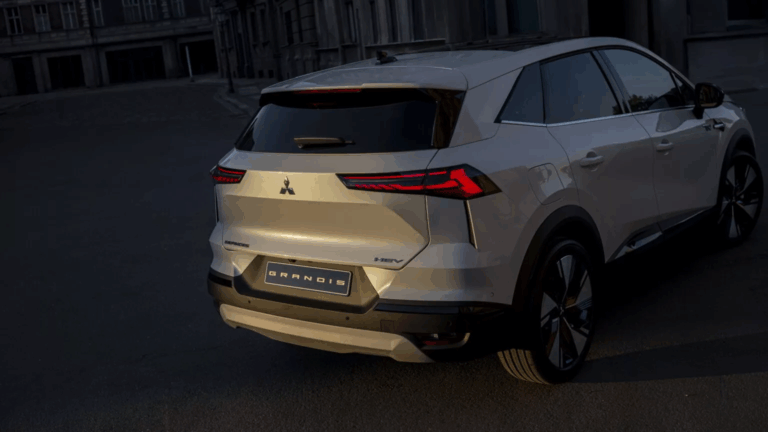 akoma-ena-suv-tis-renault-apokta-simata-mitsubishi-766047