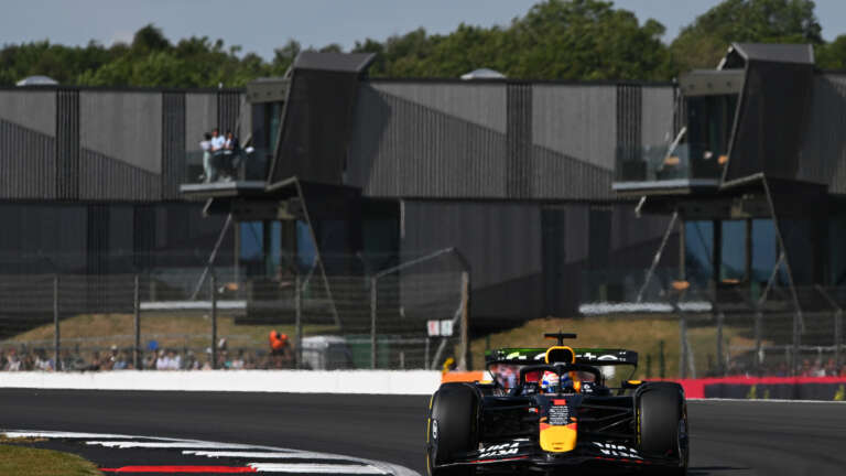 epiki-pole-gia-ton-verstappen-sto-vretaniko-grand-prix-766299