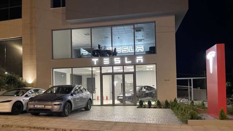 neo-katastima-tis-tesla-stin-athina-pou-vrisketai-765880